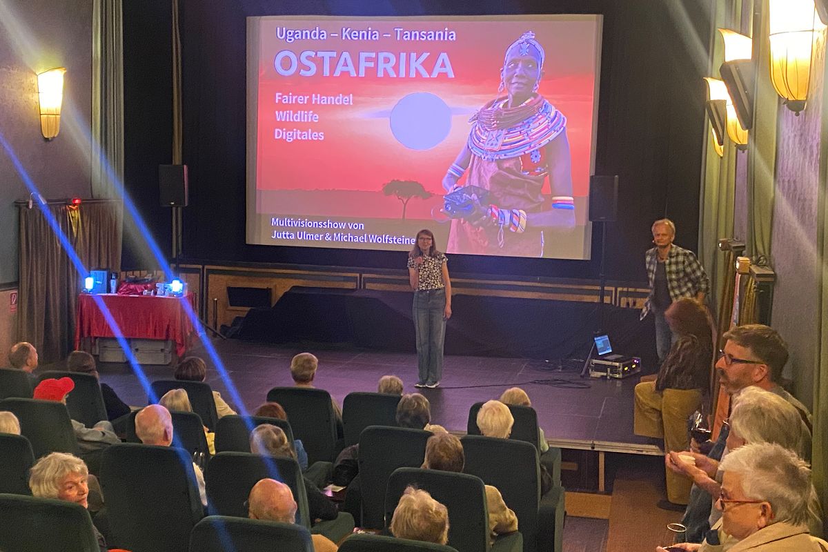 Nahezu 100 Besucher f�llten den Saal der Wiedscala als es hie�, den fairen Handel in Altenkirchen und Umgebung zu pr�sentieren. Ein eindrucksvoller und professionell erstellter Filmbeitrag brachte authentisch r�ber, wie fairer Handel in unserer Region gelebt wird. (Foto: Werner Klak)