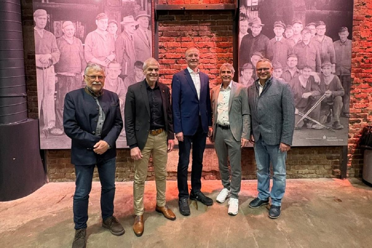 Die B�rgermeister der Verbandsgemeinden Helmut St�hn (VG Daaden-Herdorf), Fred J�ngerich (VG Altenkirchen-Flammersfeld, Dietmar Henrich (VG Hamm) und Berno Neuhoff (VG Wissen) umrahmen den Referenten des Abends, Dr. Gerd Landsberg (Mitte) (alle Fotos: Verbandsgemeindeverwaltung Wissen)