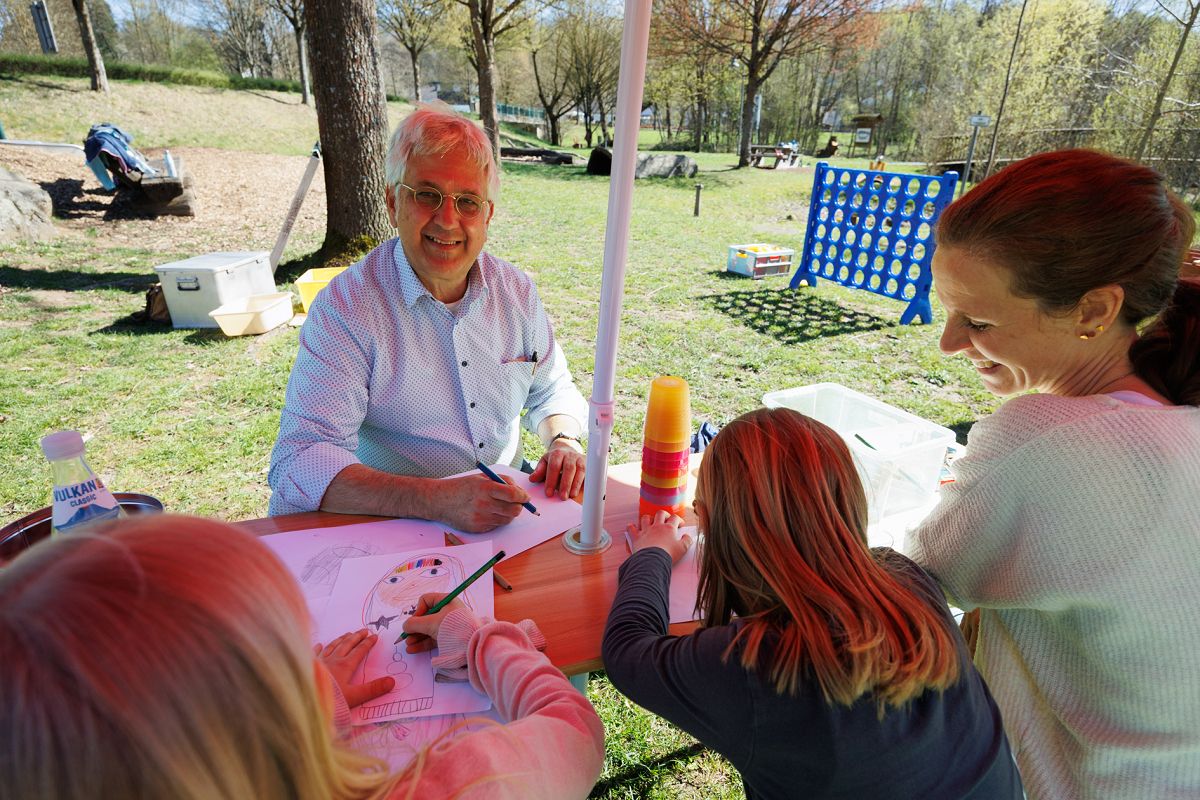 Gemeindep�dagoge Olaf Neumann auf dem Spielplatz Selters mit einigen Besuchern des Familiennachmittags. (Foto: Peter Bongard)