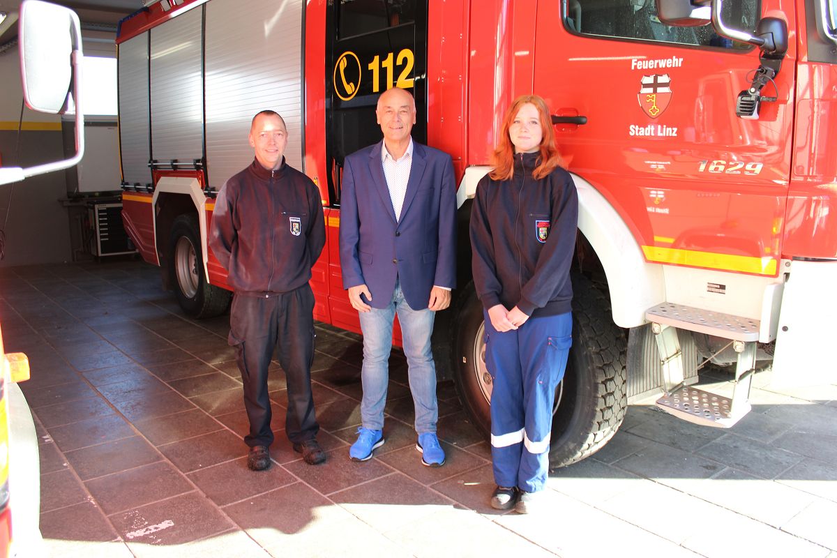 v.l.n.r.: Mathias Plouska, Teamleiter der hauptamtlichen Ger�tewarte; Detlef Nonnen, Erster Beigeordneter VG Linz und Jule Ockenfels (Foto: Joscha W�lbert VG Linz)