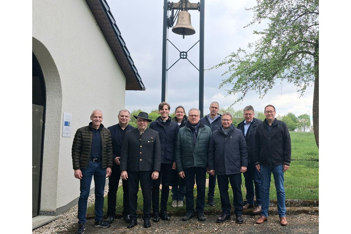 v.l.n.r.: Fred J�ngerich, Martin G�bler (Ev. Kirchengemeinde Altenkirchen), Stefan Hering (Bl�sergruppe Hegering Altenkirchen), Jurij Lange (Ev. Kirchengemeinde Birnbach), Stefanie H�lzh�user (OG-Ratsmitglied), Dietmar Hering (ehem. Ratsmitglied, Arbeitsgruppe Glockenturm), Frank Pfeifer (OG-Ratsmitglied), Holger Marenbach (OG-Ratsmitglied und Erster Beigeordneter), Herbert Ewenz (ehem. Ratsmitglied, Arbeitsgruppe Glockenturm), Timo Herrmann (Ortsb�rgermeister) (Foto: Rebecca Seuser) 