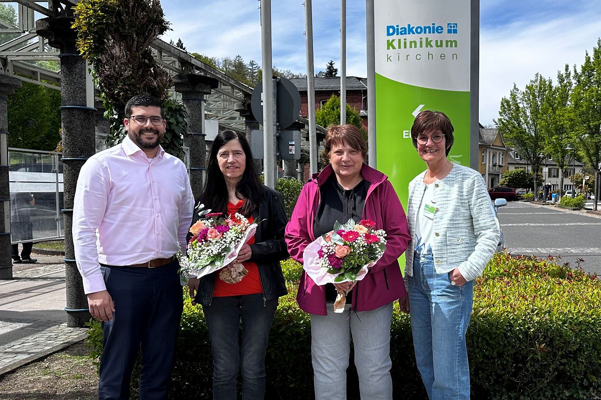 Seit 35 Jahren arbeiten Sonja Hilger (2.v.r.) und Ingrid B�hmer (2.v.l.) im Diakonie Klinikum in Kirchen. Dazu gab es Gl�ckw�nsche von Verwaltungsdirektor Daniel Grube und Pflegedirektorin Michaela Meinhardt. (Foto: Diakonie in S�dwestfalen gGmbH)
