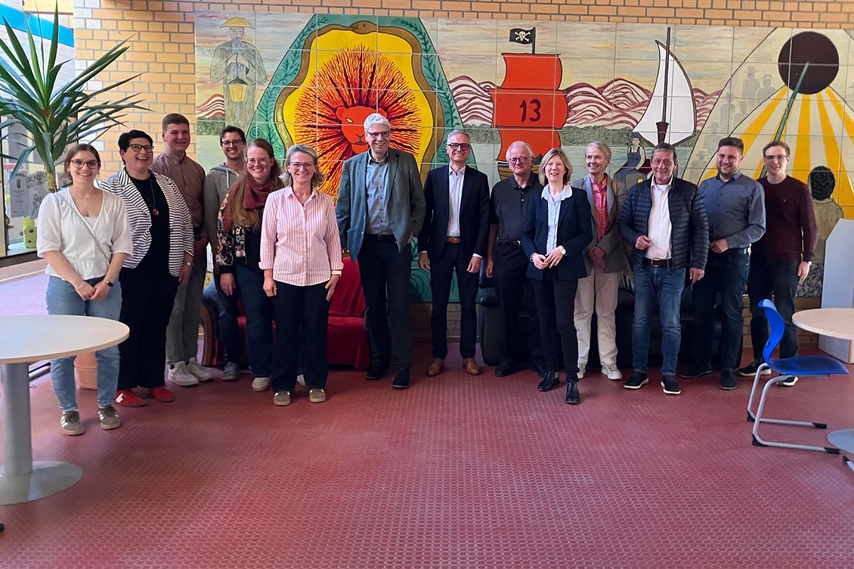Die Gespr�chsrunde im Foyer der Michael-Ende-Schule (Foto: Karl-Heinz Boll)