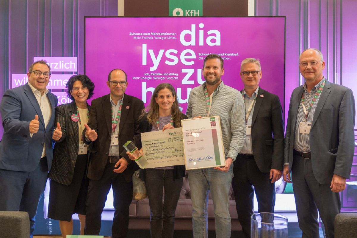 Dr. med. Kristina Streeck (Mitte) erhielt stellvertretend f�r das KfH-Team
aus Neuwied den KfH-Heimdialysepreis. V.l.n.r.: KfH-Vorstandsvorsitzender Dr. iur. Christian H�ftberger, Dr. Beatrice Palausch (KfH-Gesch�ftsleiterin der Region Mitte / West), Dr. med. Dominik B�s (KfH-Gesch�ftsleiter zur F�rderung und Weiterentwicklung Heimdialyse), Dr. med. Kristina Streeck (�rztliche Leiterin im KfH Neuwied), Dr. med. Stefan Fondel (ab Mai Nephrologe im KfH Neuwied) sowie die beiden KfH-Vorstandsmitglieder Thorsten Ahrend und Prof. Dr. med. Michael Masanneck (Foto: N. Kr�tt-H�ning)
