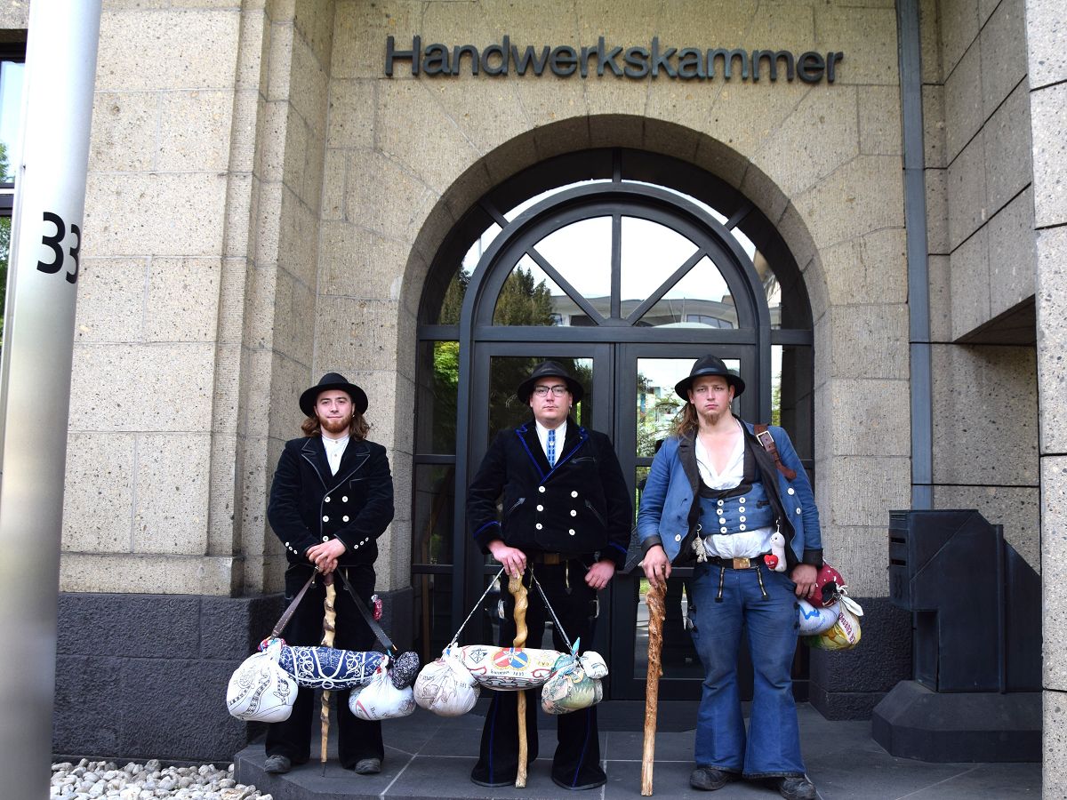 Die Gesellenwanderung �Walz� ist immaterielles Kulturerbe in Deutschland und wird heute noch in mehr als zehn Gewerken, insbesondere der Bauhandwerke, praktiziert. Gabriel, Fabio und Thor (von links) sind auf ihrer Reise ein St�ck weit gemeinsam unterwegs und haben dabei gern bei der Handwerkskammer Koblenz vorgesprochen. (Foto: HwK Koblenz / Dagmar Schweickert)