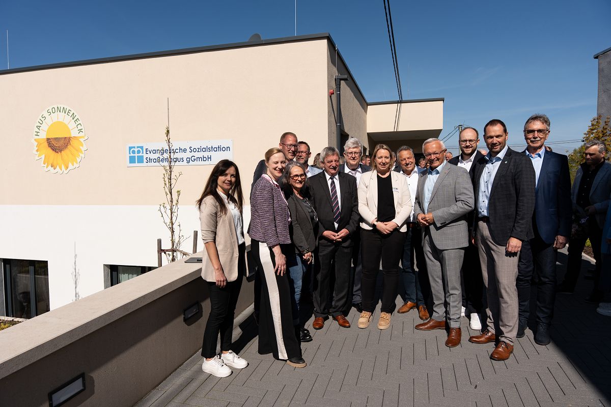 Das Haus Sonneneck macht seinem Namen alle Ehre: Bei strahlendem Sonnenschein wurde die Einrichtung gemeinsam mit allen Beteiligten er�ffnet. (Foto: Julia Hinz /Kreisverwaltung Neuwied)
