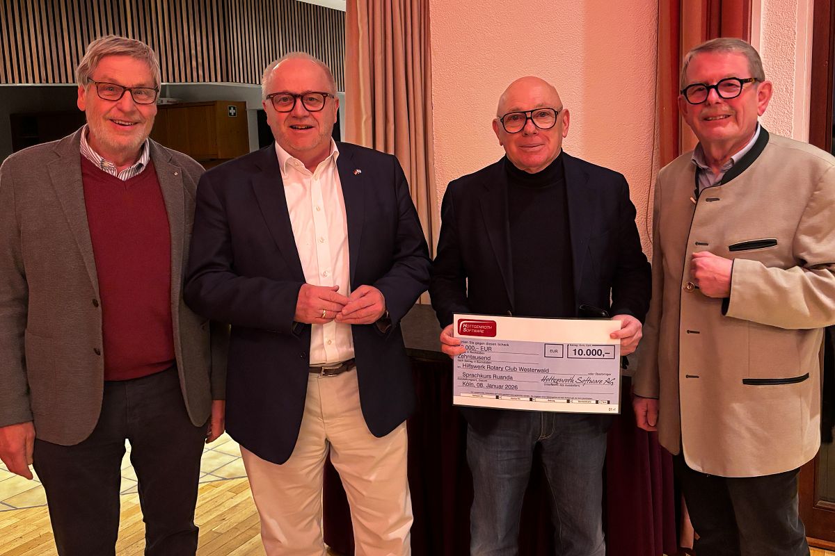 v.l.n.r.: Vertreter des Rotary Clubs, Johannes Malmedie, Peter Enders, Karl-Heinz Hottgenroth und Friedrich Esser (Foto: Torsten L�hr)
