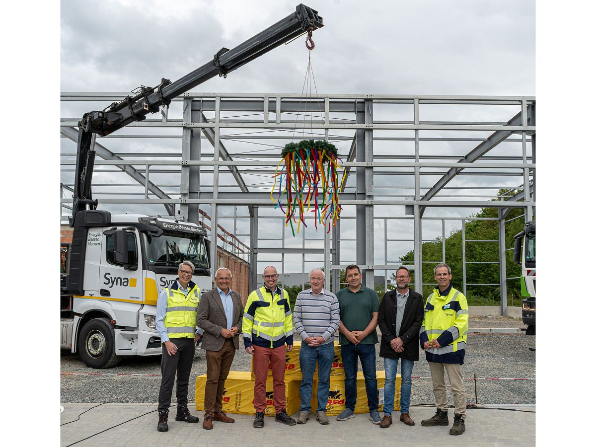 Zufriedene Gesichter beim Richtfest f�r den Erweiterungsneubau �Urbach II�, v.l.: Jens Ommer, Leiter Immobilienentwicklung und Infrastr. Facility Mgt. der S�wag, Landrat Achim Hallerbach, S�wag-Vorstandsmitglied Dr. Sebastian L�hrs, Urbachs Ortsb�rgermeister Gert Winkelmeier, Oliver Koch, Vorsitzender des Zweckverbands Kirchspiel Urbach, Sven Sch�r, B�rgermeister der Verbandsgemeinde Puderbach, und Edwin Schick, technischer Gesch�ftsf�hrer der Syna. (Foto: Hans Reimann/Syna)
