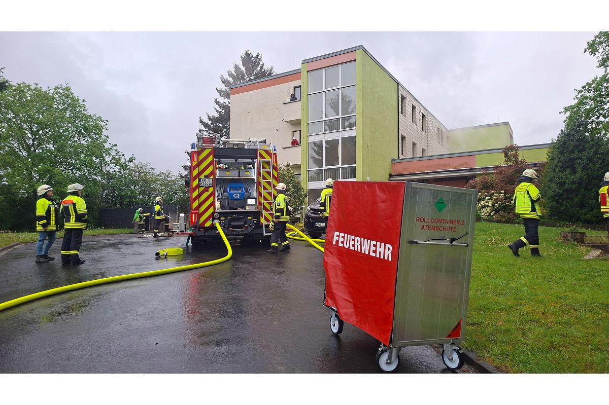 �ben f�r den Ernstfall: Gemeinsam mit den Bewohnern f�hrten die Feuerwehrehren aus Montabaur, Dernbach und Niederelbert eine Brandschutz�bung in Haus Ro�berg in Montabaur durch. (Bild: VG Montabaur / Manuela Perez)