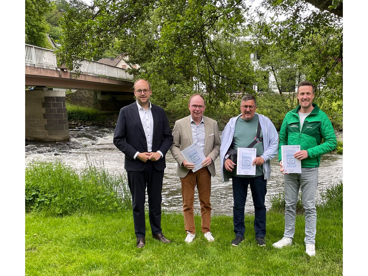 B�rgermeister Pierre Fischer mit den Ortsb�rgermeistern Thomas Boden (Ro�bach) und Frank Jacke (Niederbreitbach) sowie Florian Fark vom Touristik-Verband. (Foto: Florian Fark)