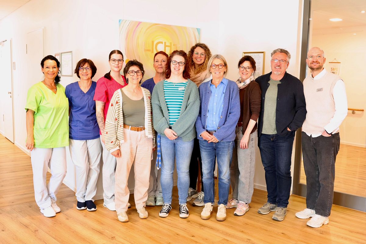 Pflegedienstleiter Marvin Maur (rechts) und Hospizleiter Manuela G�tz (4. von links) bedankten sich im Namen des gesamten Teams des Rhein-Wied Hospiz bei den Vertretern der Burg Sayn f�r die gro�z�gige Spende. (Foto: Saskia Schneider)