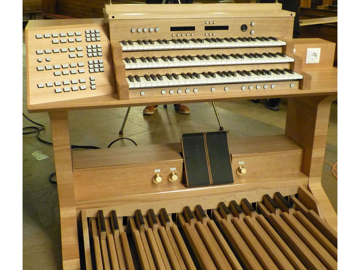 Der mobile Spieltisch der Orgel, dem heimlichen Star der Veranstaltung am Pfingstsonntag... (Foto: Ev. Kirchengemeinde Altenkirchen)