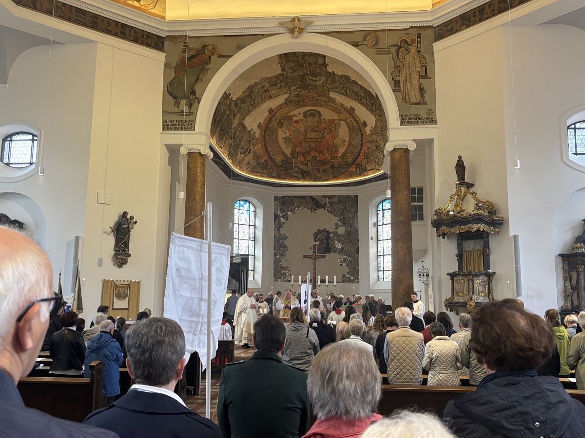 Dechant Martin K�rten und Kaplan Andrejz Bednarz feierten an Fronleichnam mit den Gl�ubigen anstelle einer Prozession durch die Stadt Wissen den Gottesdienst in der Kath. Pfarrkirche Kreuzerh�hung (Foto: Berno Neuhoff)