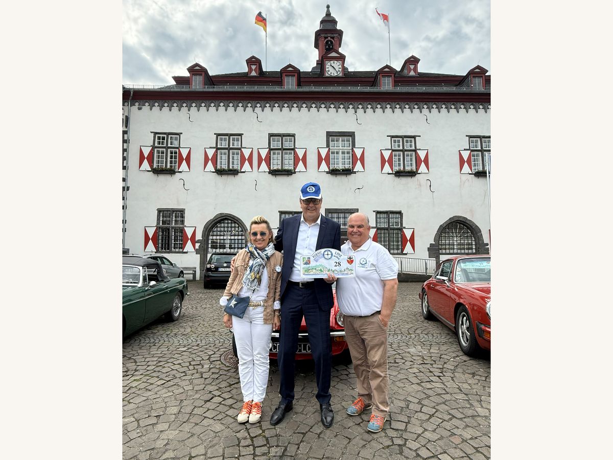 v.l.: Isabelle Brard, Stadtb�rgermeister Helmut Muthers, Jean-Michel Brard, ehemaliger B�rgermeister von Pornic. (Fotoquelle: Tourist Information / Katharina Frings)