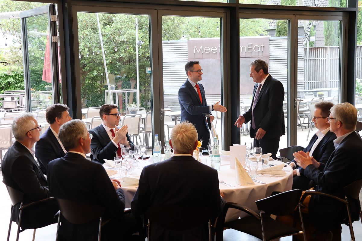 Verbandsvorsitzender und Koblenzer Oberb�rgermeister David Langner �berreicht Achim Schwickert, der seit 18. Mai rheinland-pf�lzischer Innenminister ist und zuvor erster stellvertretender Verbandsvorsitzender im Sparkassenverband Rheinland-Pfalz (SVRP) war, die Abschiedsurkunde. (Foto: Sparkassenverband Rheinland-Pfalz)