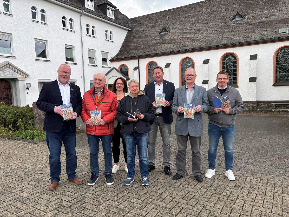 Hans Werner Werder (Beigeordneter der Stadt Betzdorf), Michael Lieber (ehemaliger Landrat), Mareike Beichler (Sozialdienst des �kumenischen Hospizes), Journalistin Claudia Geimer, Joachim Brenner (B�rgermeister VG Betzdorf-Gebhardshain), Gerd B�umer (Gesch�ftsf�hrer Betzdorfer Geschichtsverein) und Daniel Weber (Redakteur der Diakonie in S�dwestfalen). (Foto: Verbandsgemeindeverwaltung Betzdorf-Gebhardshain: Jennifer Patt)