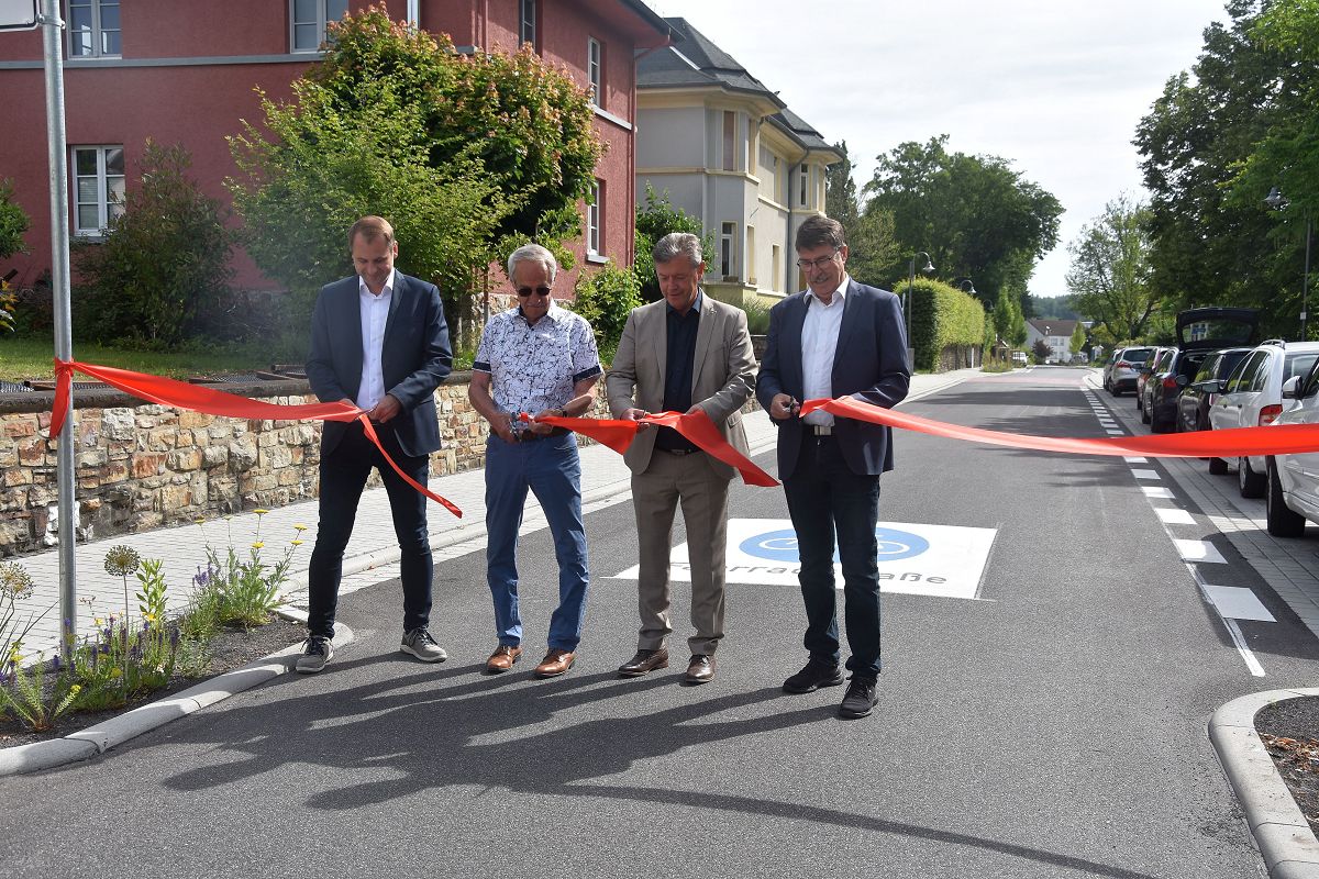 Stadtb�rgermeister Wolfgang Letschert (2.v.r.) schneidet
zusammen mit Gerd Sch�fer vom Verkehrsministerium (re.), Projektleiter
Daniel Ganis (li.) und dem ersten Beigeordneten der Verbandsgemeinde,
Reinhard Heuser, das Band zur Er�ffnung der Fahrradstra�e durch. (alle Fotos: Mariam Nasiripour)