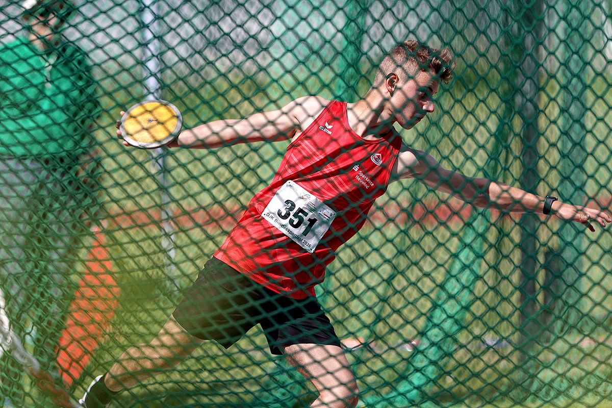 Ben Bartman ist mit der 1,5 Kilogramm schweren Scheibe im Diskuswurf der m�nnlichen U18 inzwischen bei 36,59 Metern. angekommen. (Foto: Dirk Gantenberg)