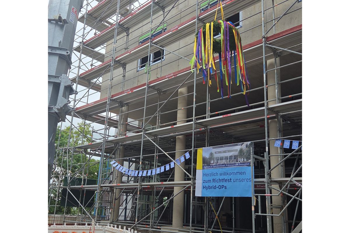 Durch den Neubau des Hybrid-OP werden ca. 795 qm medizinische Nutzfl�che auf vier Geschossebenen neu geschaffen und ca. 525 qm OP-Vorr�ume im Bestand umgebaut, modernisiert und den heutigen Bed�rfnissen angepasst. (Foto: Frederike Hackenbroch)