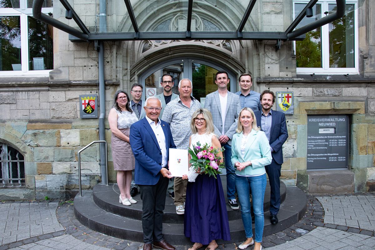 Nach mehr als 26 Jahren im Dienst der Kreisverwaltung Neuwied wurde Ingrid Hillenbrand von Landrat Achim Hallerbach, B�roleiterin Diana Wonka und dem stellvertretenden Personalratsvorsitzenden Philipp Stuntz im Kollegenkreis in den wohlverdienten Ruhestand verabschiedet. (Foto: Julia Hinz / Kreisverwaltung Neuwied)