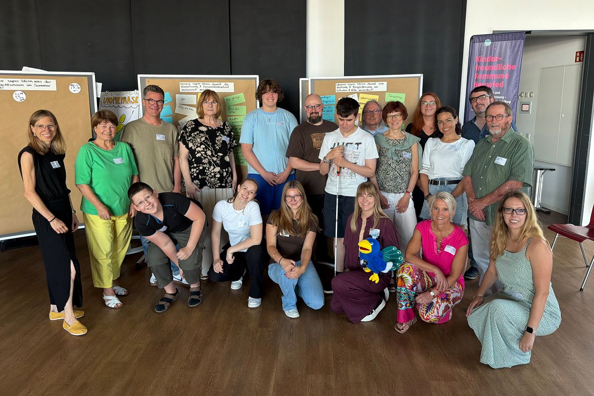 B�rgermeister Peter Jung und Sonja Jensen, Koordinatorin der Kinderfreundlichen Kommune, kamen gemeinsam mit Vertreterinnen und Vertretern aus Verwaltung, Politik, Jugendbeirat, Kitas und weiteren Einrichtungen zur Zukunftswerkstatt im Jugendzentrum Big House zusammen. (Foto: Ulf Steffenfauseweh)