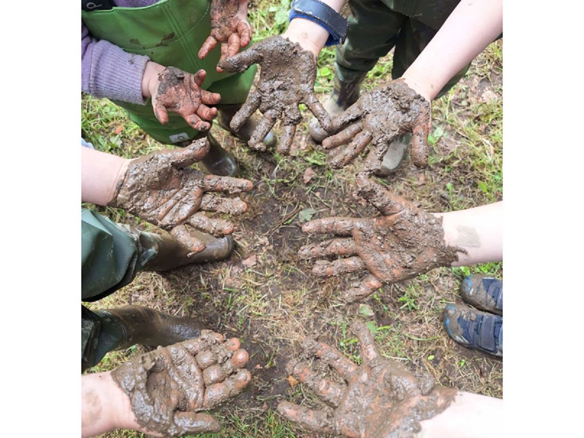 Die W�llerWaldWichtel-Kinder erleben die Natur mit allen Sinnen und im jahreszeitlichen Verlauf. Nun hoffen sie auf helfende H�nde, damit ein Bauwagen als Basislager und sicherer R�ckzugsort erbaut werden kann. (Foto: V. Depke)