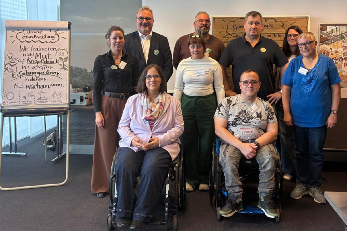 Gemeinsam stark in Mainz: Bei der Zertifikats�bergabe kamen das Entwicklungsteam des Schulungsprojekts, die Gesch�ftsf�hrungen der Caritas-Werkst�tten Westerwald-Rhein-Lahn und der LAG Werkstattr�te Rheinland-Pfalz sowie Landesbehindertenbeauftragte Ellen Kubica zusammen. (Foto: Caritasverband WWRL)