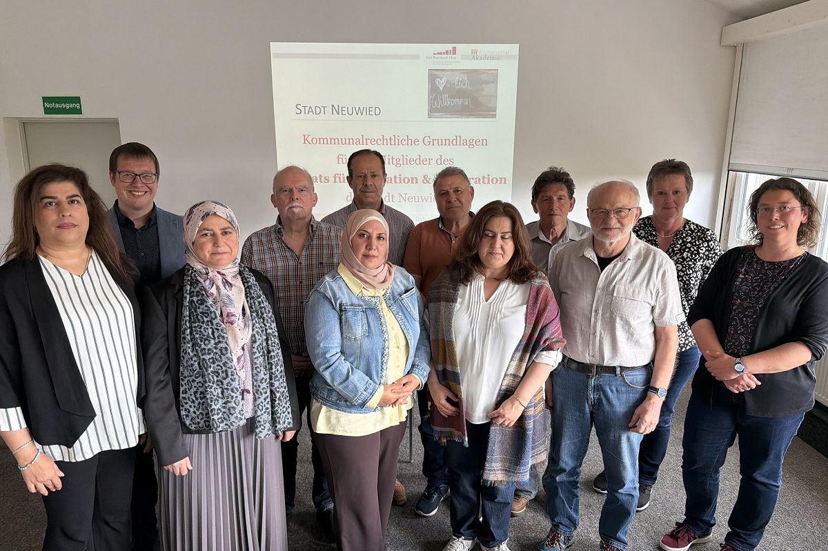 Manuel Minor (hinten links) referierte auf Einladung von Regina Berger (2. von rechts), Amtsleiterin Soziales, Senioren und Integration, und ihrer Stellvertreterin Sandra Mette (rechts) vor Mitgliedern des Beirats f�r Migration und Integration. (Foto: Ulf Steffenfauseweh)