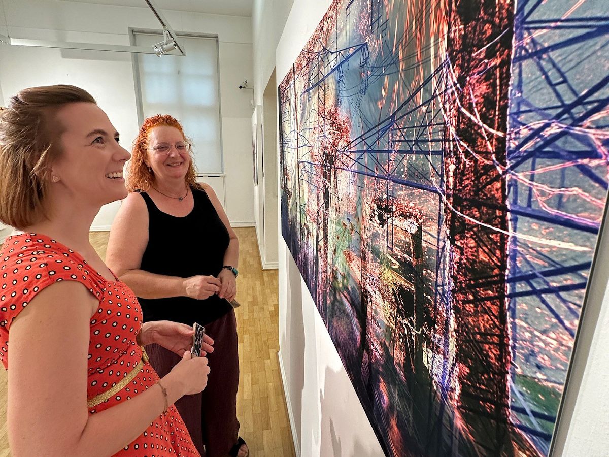 Museumsleiterin Jennifer Stein und Mitarbeiterin Ute Weiler sch�tzen sich gl�cklich, im Roentgen-Museum die aktuelle Sonderausstellung der GEDOK Bonn �Alles nur getr�umt� pr�sentieren zu k�nnen. (Foto: Thomas Herschbach)