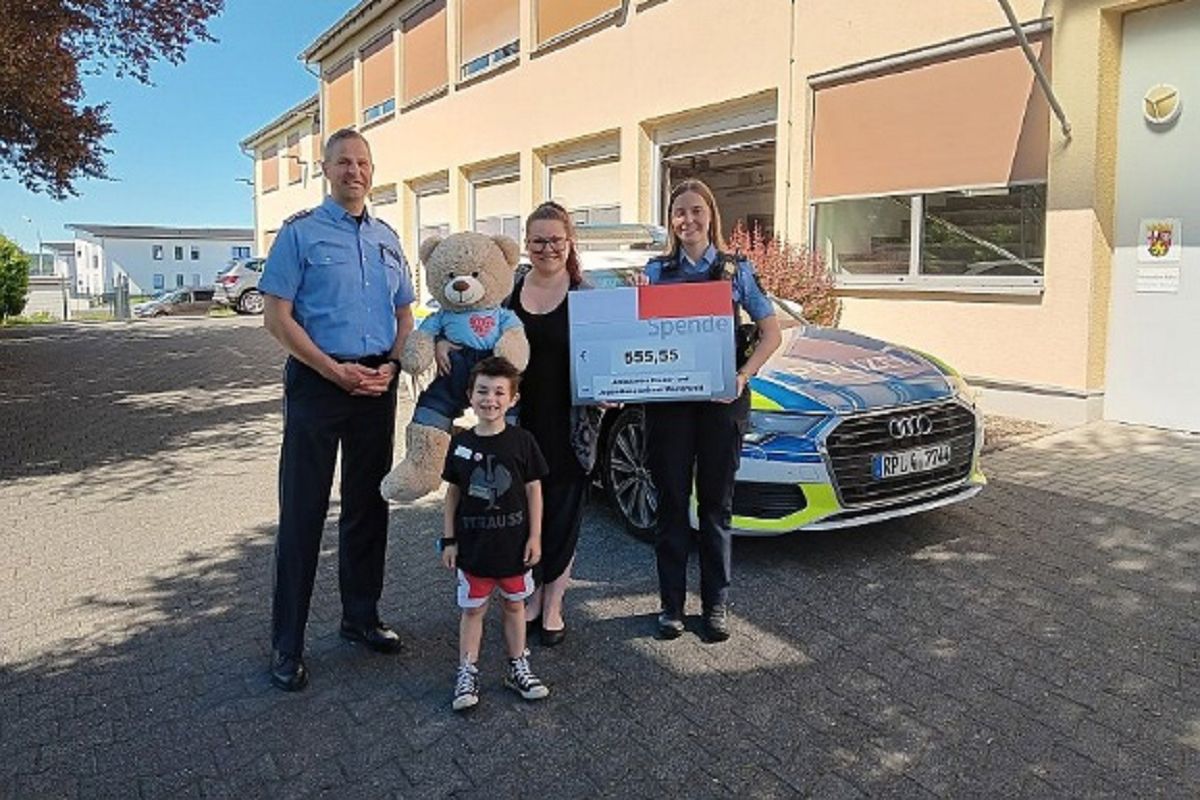 v.l.n.r.: Mario Sedello (erster Polizeihauptkommissar und Dienststellenleiter), Malo Lehnen (vor Hope), Hope (B�renbotschafter), Jessica Lehnen (Standortleitung Westerwald), Chantal Kaul (Foto: Ulrich Kr�mer, Carina H�bel)