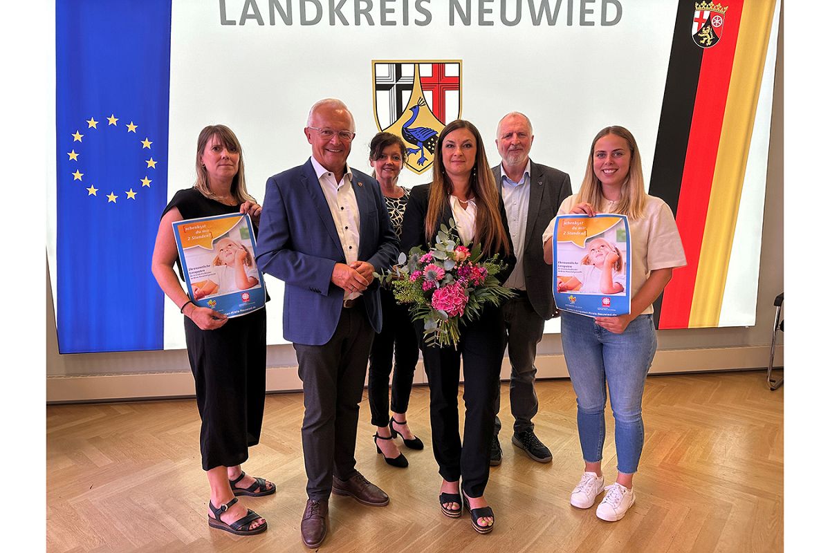 Dank und Anerkennung f�r langj�hrige Mitwirkung gab es im Rahmen des Abschlussgespr�ches �Lernpatenprojekt� mit der Caritas Neuwied mit Olga Scott und Vorstand Konrad Schwan (3. u. 2. von rechts) von Landrat Achim Hallerbach ebenso wie von der Referatsleiterin der Kreisjugendpflege, Antje Escher (Mitte hinten) und den k�nftigen Lernpatenprojekt-Managerinnen Simone H�hner (links) und Sina Muscheid (rechts) (Foto: Thomas Herschbach)