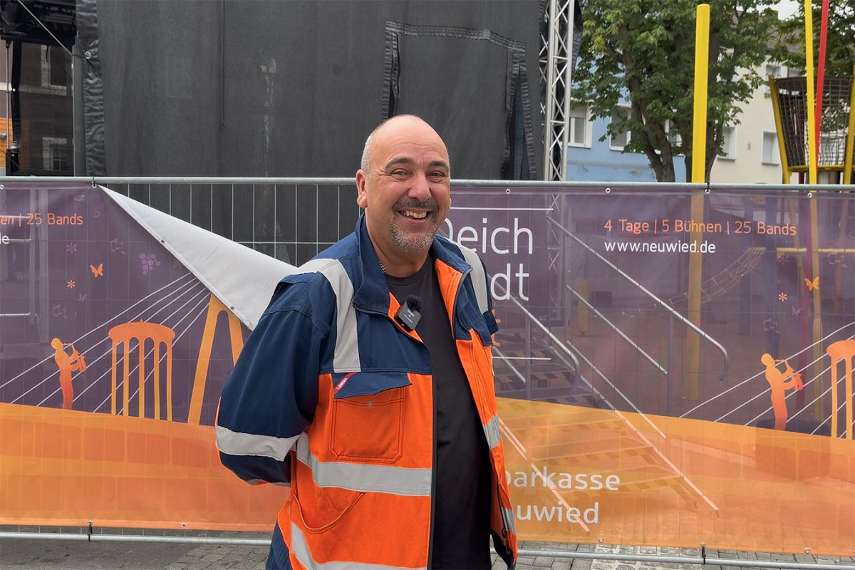 Thomas Buddenberg ist seit 14 Jahren bei den Servicebetrieben Neuwied. Seine Kollegen und er r�umen, bauen und s�ubern alles vor, w�hrend und nach dem Deichstadtfest. (Foto: SWN / Maxie Meier)