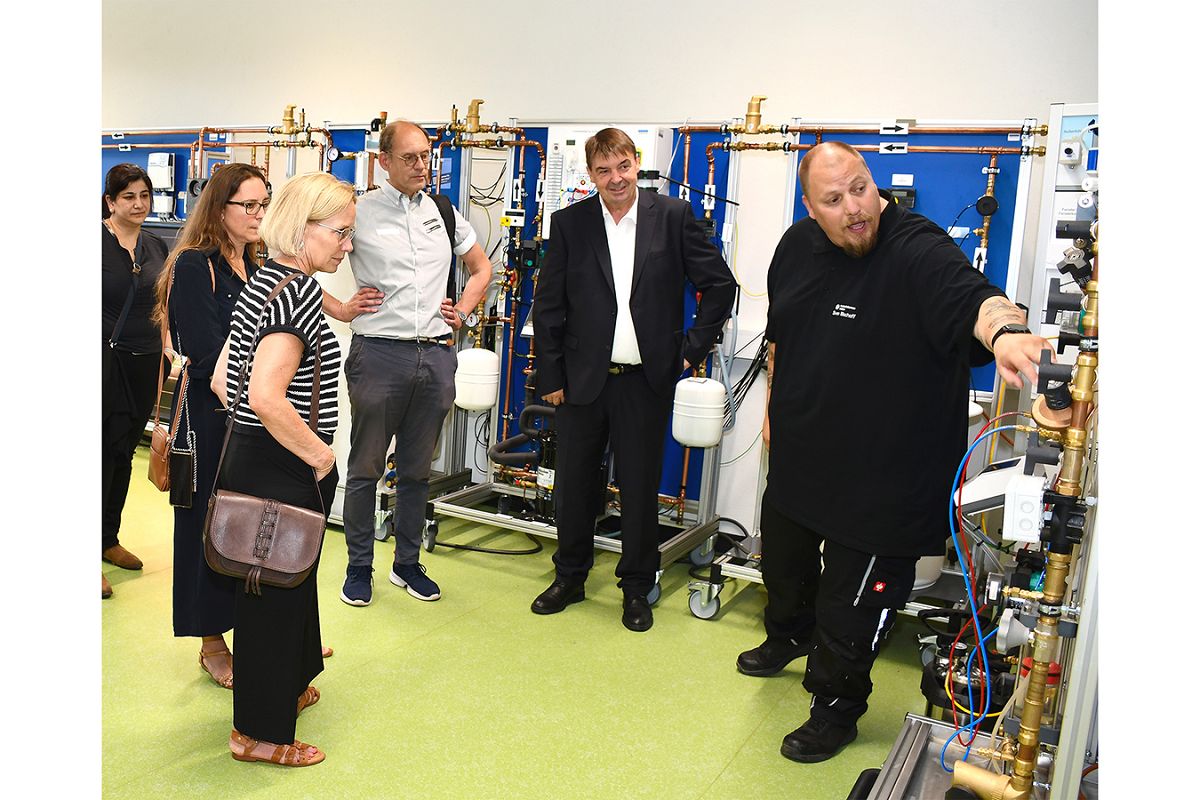 Bundesministerium f�r Wirtschaft und Energie zu Gast im Metall- und Technologiezentrum in Koblenz: Sven Bischoff (r.), staatlich gepr�fter Techniker f�r Heizungs-, L�ftungs- und Klimatechnik sowie Koordinator des Fachbereichs Versorgungstechnik bei der Handwerkskammer Koblenz, informierte im �Innovationsraum erneuerbare Energien� �ber die Integration moderner Systeme in ein leistungsstarkes Gesamtkonzept. (Foto: HwK Koblenz / Denise Nu�)
