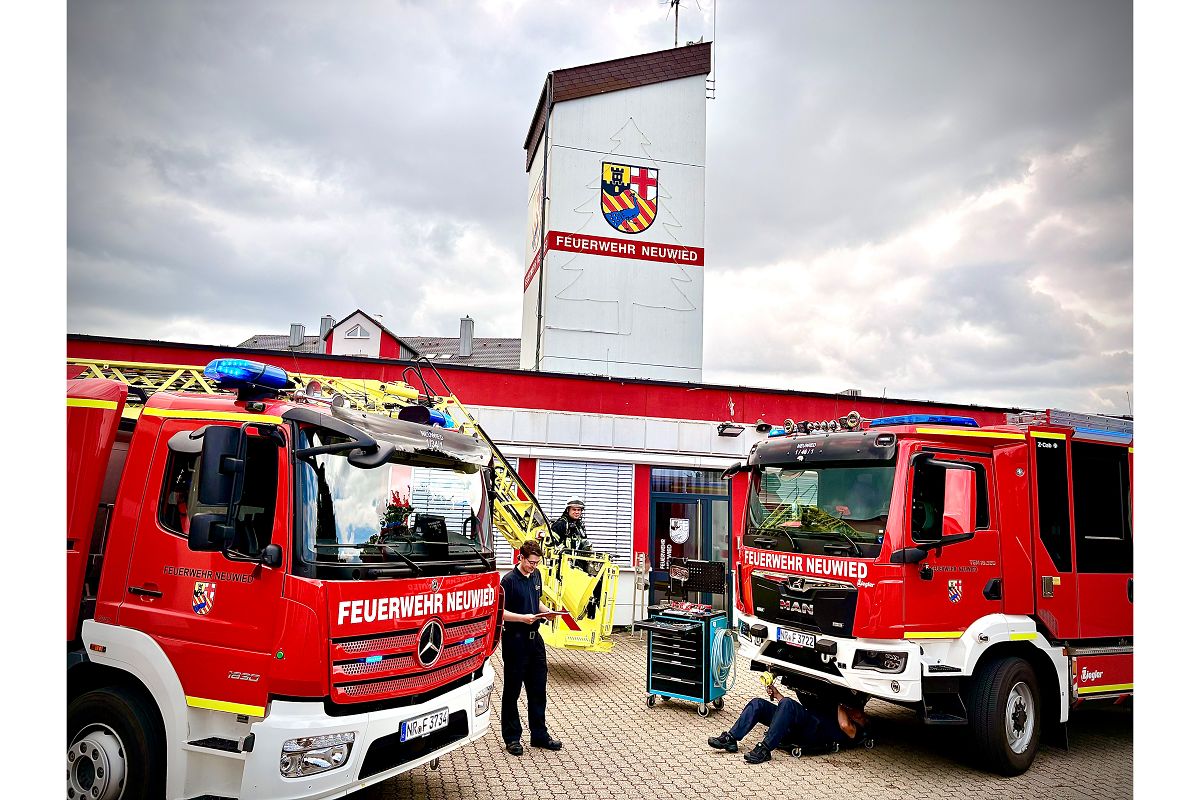Wartung, Pflege und Technik geh�ren zu den vielf�ltigen Aufgaben bei der Feuerwehr Neuwied. Ein Freiwilliges Soziales Jahr bietet jungen Menschen die M�glichkeit, den Berufsalltag der Einsatzkr�fte kennenzulernen. (Foto: Jonas Will)
