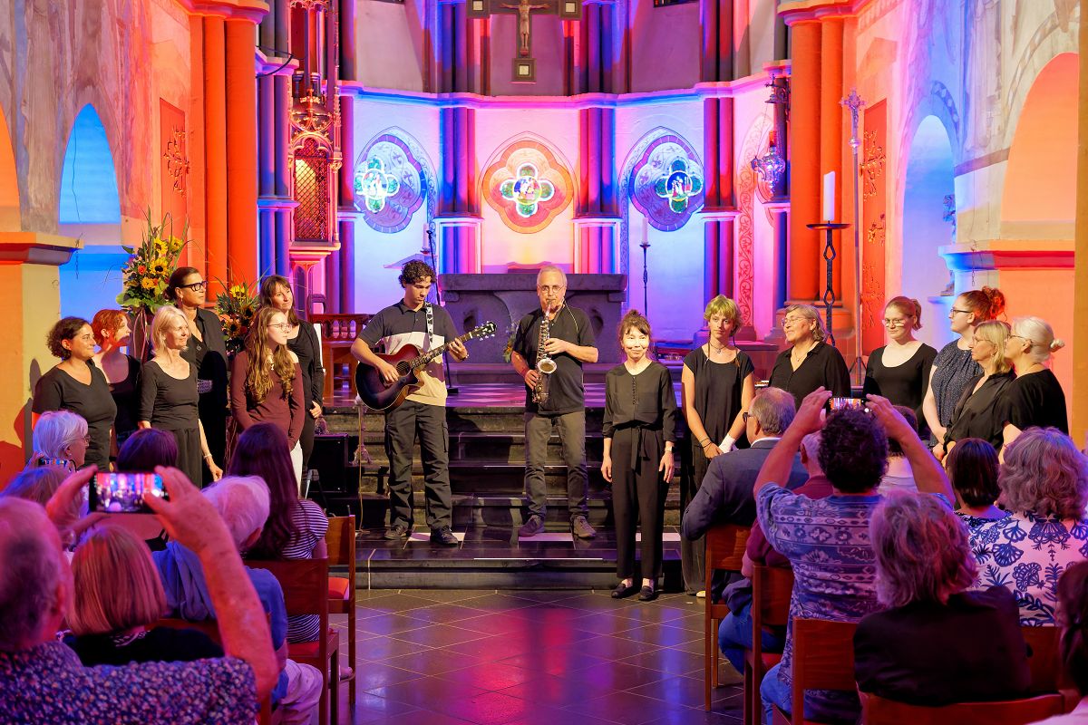 Richard Wester gemeinsam mit den S�ngerinnen der Chorallen und Sch�lerinnen des MGL, begleitet von Florian Dehms an der Gitarre und Svetlana Winekes an der Orgel. (Foto: Tobias Lehmann)