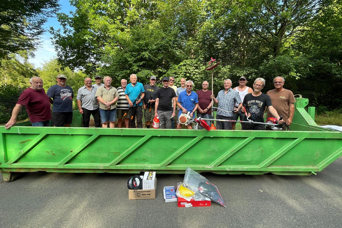 Zu Beginn der Arbeiten war der von Landwirt Paul Boden bereitgestellte Container noch leer. Nach Abschluss des Einsatzes war auch dieser prall gef�llt und Teilstrecken von Wanderwegen gepflegt. Hierbei kamen auch erstmals die mit Leader-Mittel �Ehrenamtliches B�rgerprojekt� finanzierten Ger�te zum Einsatz. (Foto: Rudolf Boden)