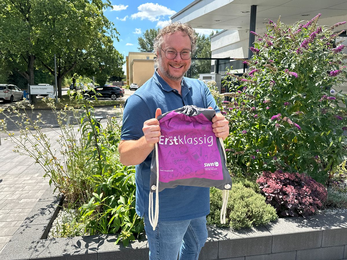 Die SWN spenden 800 Erstklassig-Beutel mit Trinkflasche, Brotdose und Handtuch f�r eingeschulte Kinder. (Foto: Dennis Steinhardt / SWN)
