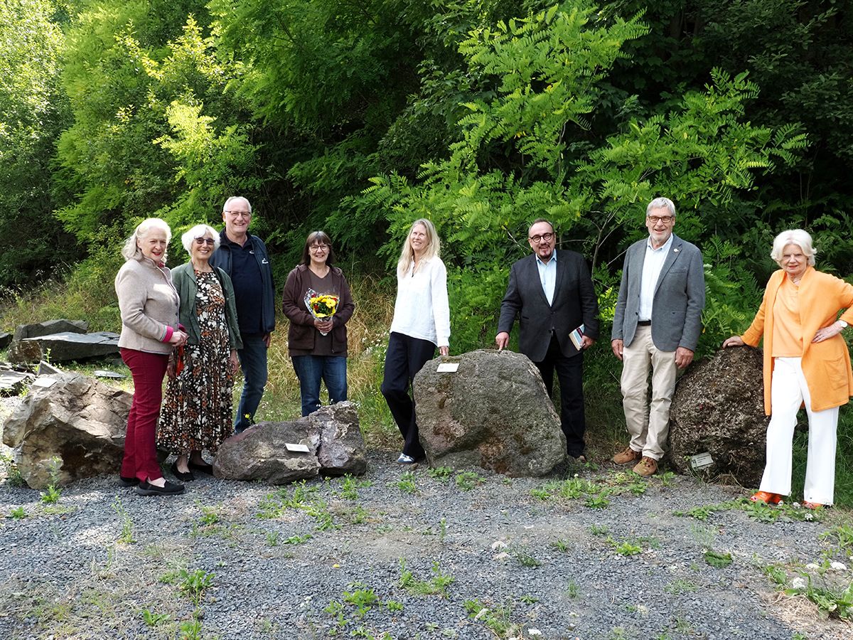 Bei der Scheck�bergabe freuten sich Vertreterinnen und Vertreter der Lions Clubs Bad Marienberg und Altenkirchen Friedrich-Wilhelm-Raiffeisen, des Rotary Clubs Westerwald sowie des St�ffelparks gemeinsam mit Carmen Engel (Gesch�ftsf�hrerin St�ffelpark) und Dieter Wisser (Vorsitzender St�ffelverein) vom St�ffelpark �ber den Erl�s der Benefiz-Kunstauktion �LionsArt�. V.l.n.r.: Dr. Ulrike Fuchs (Lions Club Bad Marienberg), Doris K�pke (Lions Club Altenkirchen), Dieter Wisser (Vorsitzender St�ffelverein), Carmen Engel (Gesch�ftsf�hrerin St�ffelpark), Doris Kohlhas (Lions Club Bad Marienberg), Helmut R. Lang, Johannes Malmedie (Rotary Club Westerwald), Brigitte Struif. (Foto: Tatjana Steindorf)