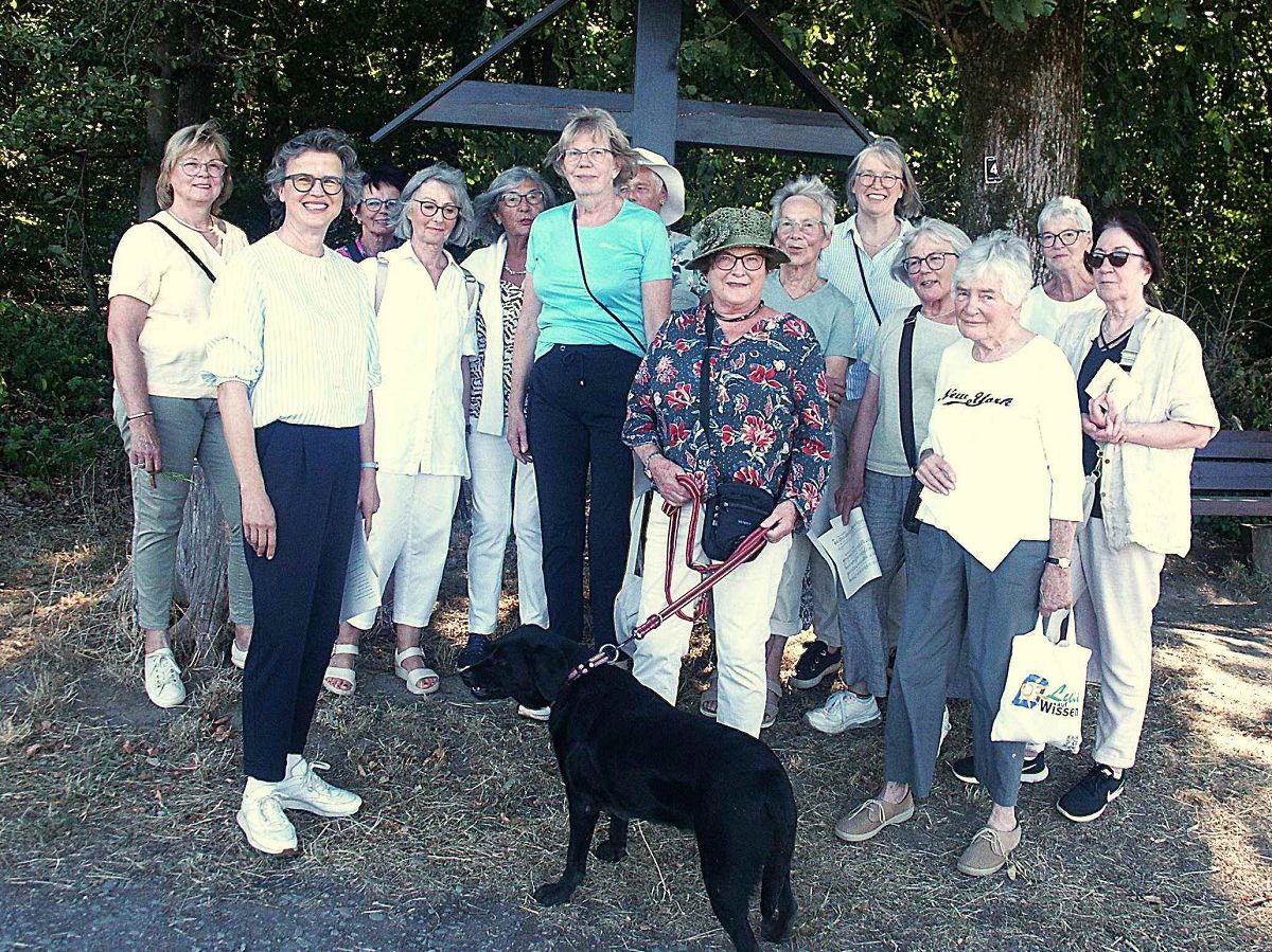 Theologin Birgit Gleis (2. von li.) referierte bei dem Spaziergang katholischer Frauen aus Wissen und Sch�nstein �ber die biblische Wirkung von Kr�utern. Im Namen der Teilnehmerinnen bedankte sich Martina Winninghoff (hinten, 5. von re.) f�r die interessanten Ausf�hrungen. (Foto: Bernhard Theis)
