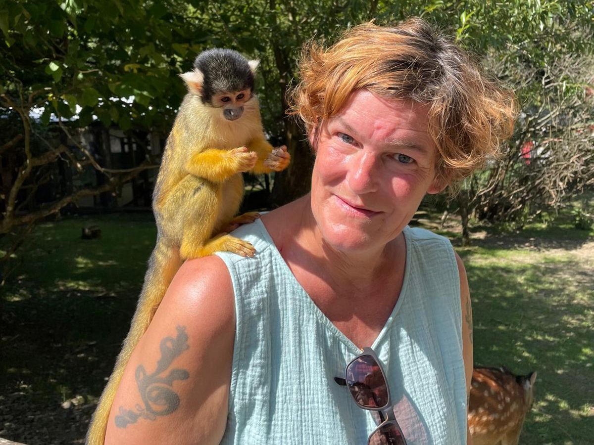 Tierisch zutraulich: Die Totenkopf�ffchen im Affen- und Vogelpark Eckenhagen sorgten bei den Wanderfreunden �Siegperle� f�r so manche �berraschende Begegnung � hier bei Gesch�ftsf�hrerin Nicole Reifenrath. (Fotoquelle: Sven Wolff)