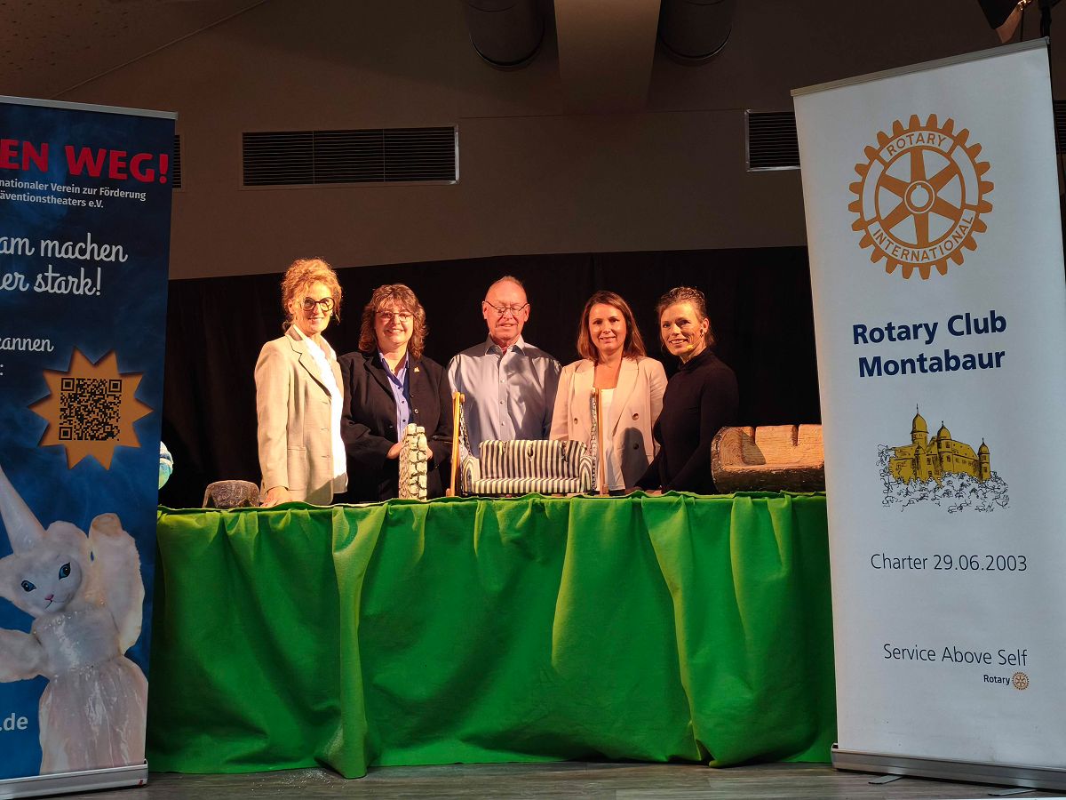 V.l.: Frau Kohlig-Kohns Rotary Club, Herr Lieser Vorsitzender des Rotary Clubs Montabaur, Stadtb�rgermeisterin Melanie Leicher, Christine Stammler Mitarbeiterin der Stadt, Irmi Wette Puppenspielerin (Foto: Stadt Montabaur)