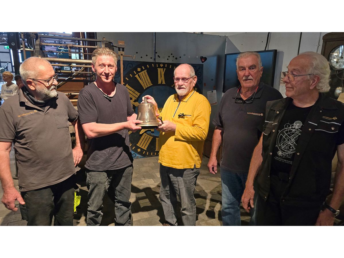 Die Mannschaft zum Aufbau der Uhr (v.l.): Bernd Peleikis, der K�nstler Eduard Ragnau, Hans J�rgen Klappert, Lothar Schlemper, Wolfgang Denker. (Fotoquelle: Technikmuseum Freudenberg | Hans J�rgen Klappert)

