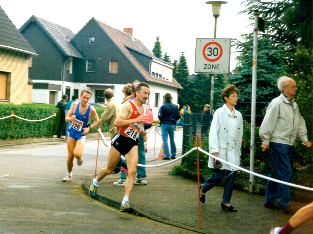 1994: Der alte und neue Rheinland-Pfalz-Rekordler beim Westerburger Stadtlauf �ber 10 km: Karl Scheyer, damals sehr engagierter Rheinlandseniorenwart als Zuschauer ganz rechts und Franz Josef Schmidt im roten LG Sieg-Trikot. (Foto: privat)