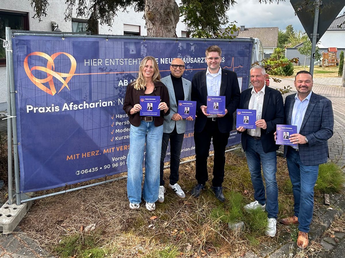 v. l.: Tanja Afscharian, Dr. Mehdi Afscharian, Dr. Sebastian Berscheid, Klaus L�tkefedder und MdL Roland Weimer. (Fotoquelle: Klaus L�tkefedder)