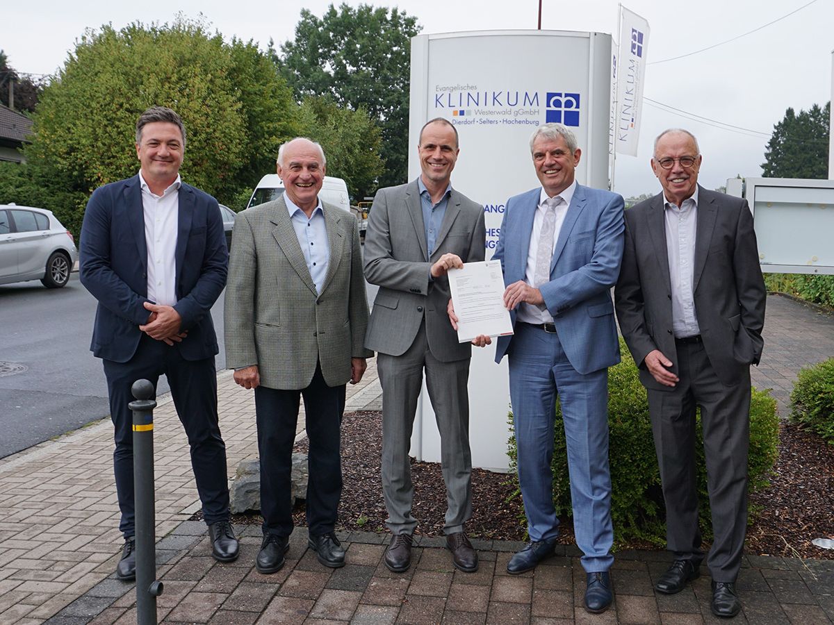 v.l.: Dr. med. Daniel Benner (�rztlicher Direktor EKW-Standort Dierdorf), Rolf-Peter Leonhardt (Verwaltungsratsvorsitzender), Clemens Hoch (Minister f�r Wissenschaft und Gesundheit des Landes Rheinland-Pfalz), Guido Wernert (Gesch�ftsf�hrer) und Erwin Reuhl (Mitglied des Verwaltungsrats) (Foto: Evang. Klinikum Westerwald | Anja Nassen)