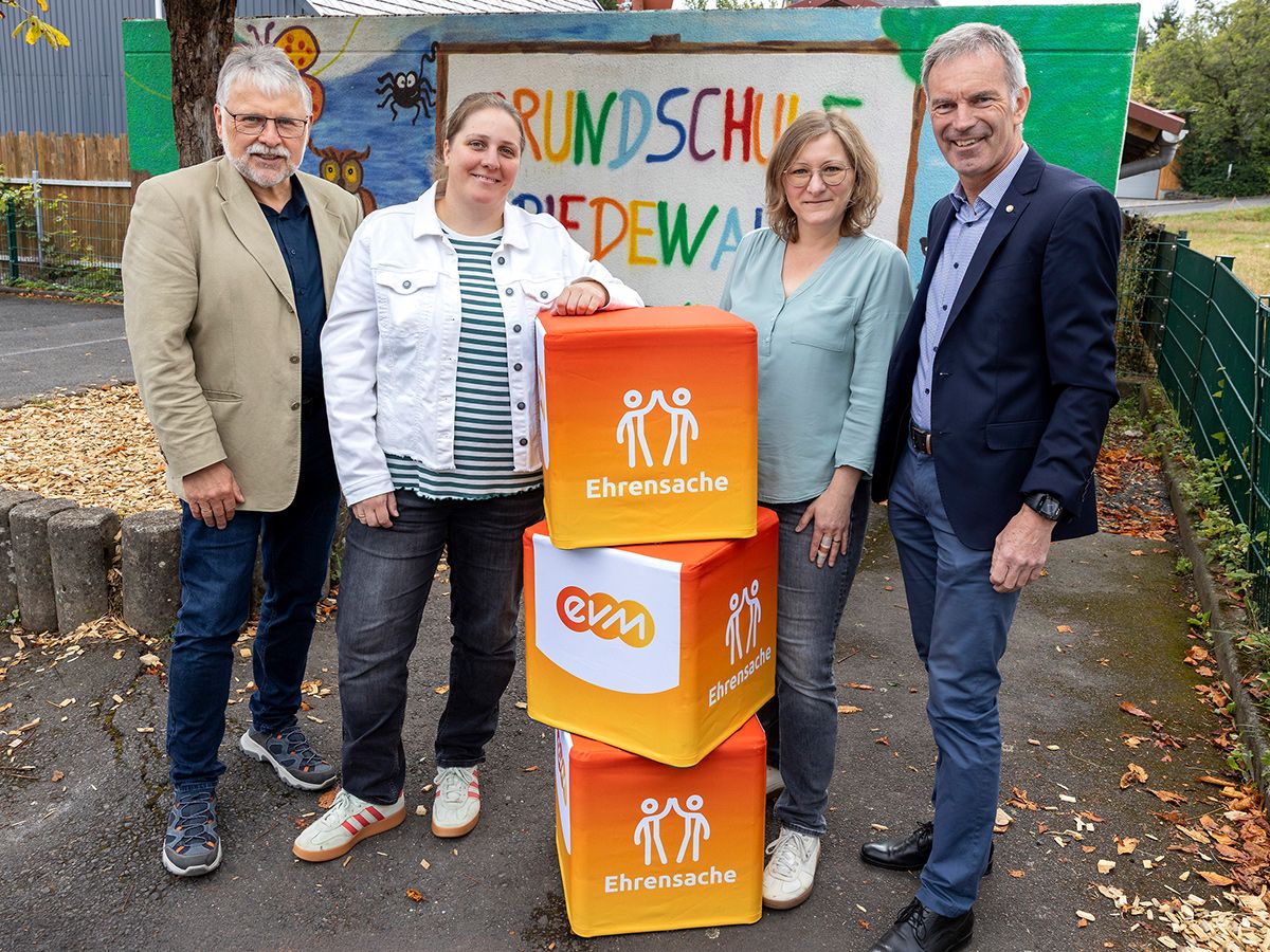 Norbert Rausch von der evm �bergeben den Spendenbetrag gemeinsam mit B�rgermeister Helmut St�hn an die Vertreterinnen und Vertreter des F�rdervereins. (Foto: evm / Fotostudio R�der-Moldenhauer)