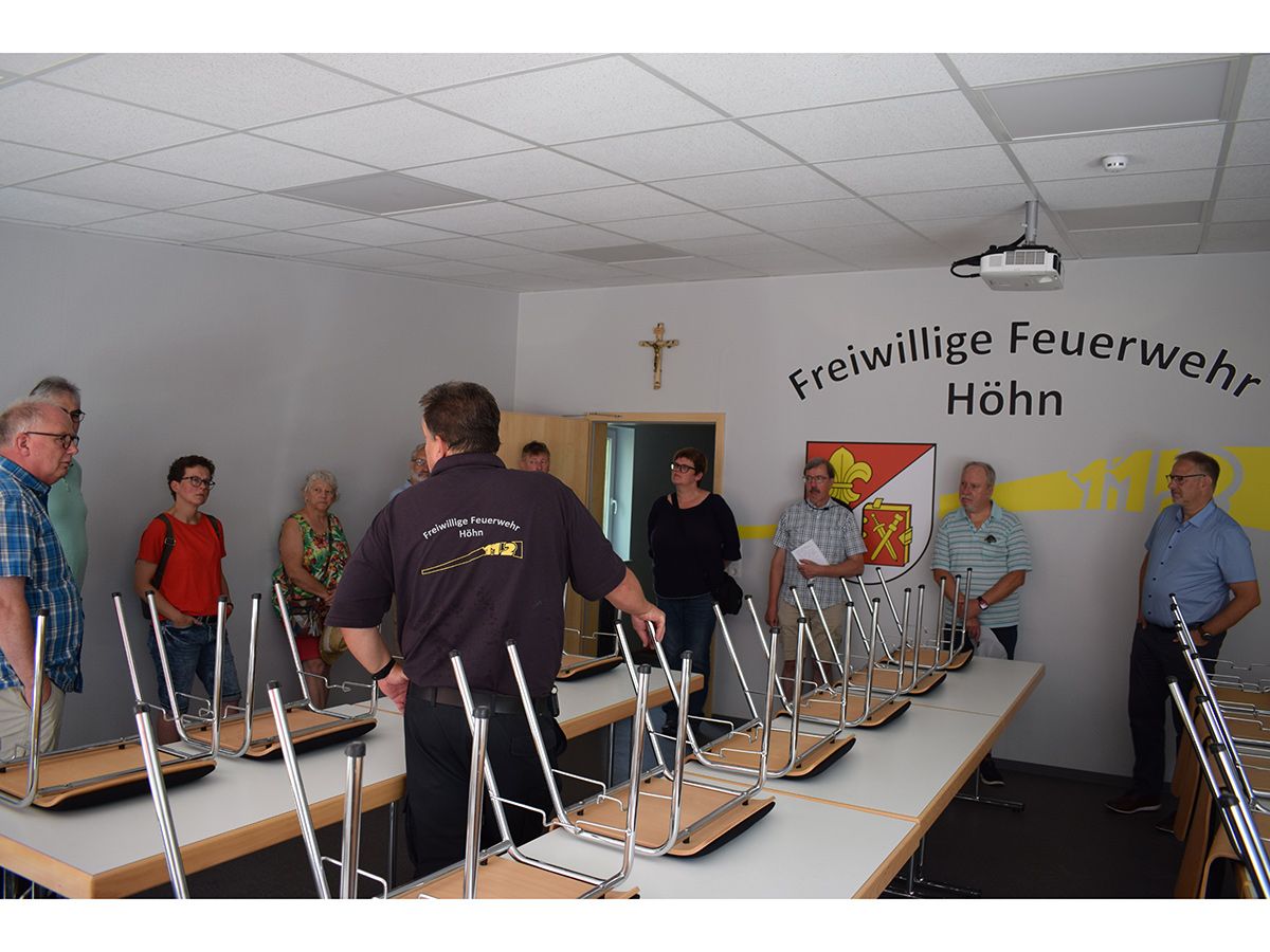 Der 2013 weitgehend in Eigenleistung f�r ca. 40 Personen errichtete Unterrichtsraum der Feuerwehr war ebenfalls Bestandteil des Rundganges. (Foto: Katharina Leukel)