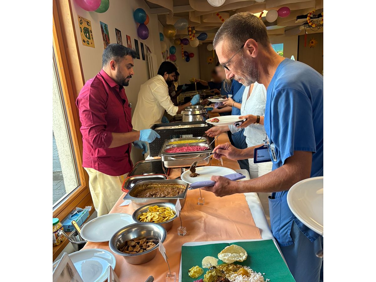 Indische Mitarbeiter geben beim Erntedankfest Onam das traditionelle Sadya, ein indisches Festmahl mit vielen verschiedenen Bestandteilen, an ihre Kollegen aus. (Foto: Eva Geisler)