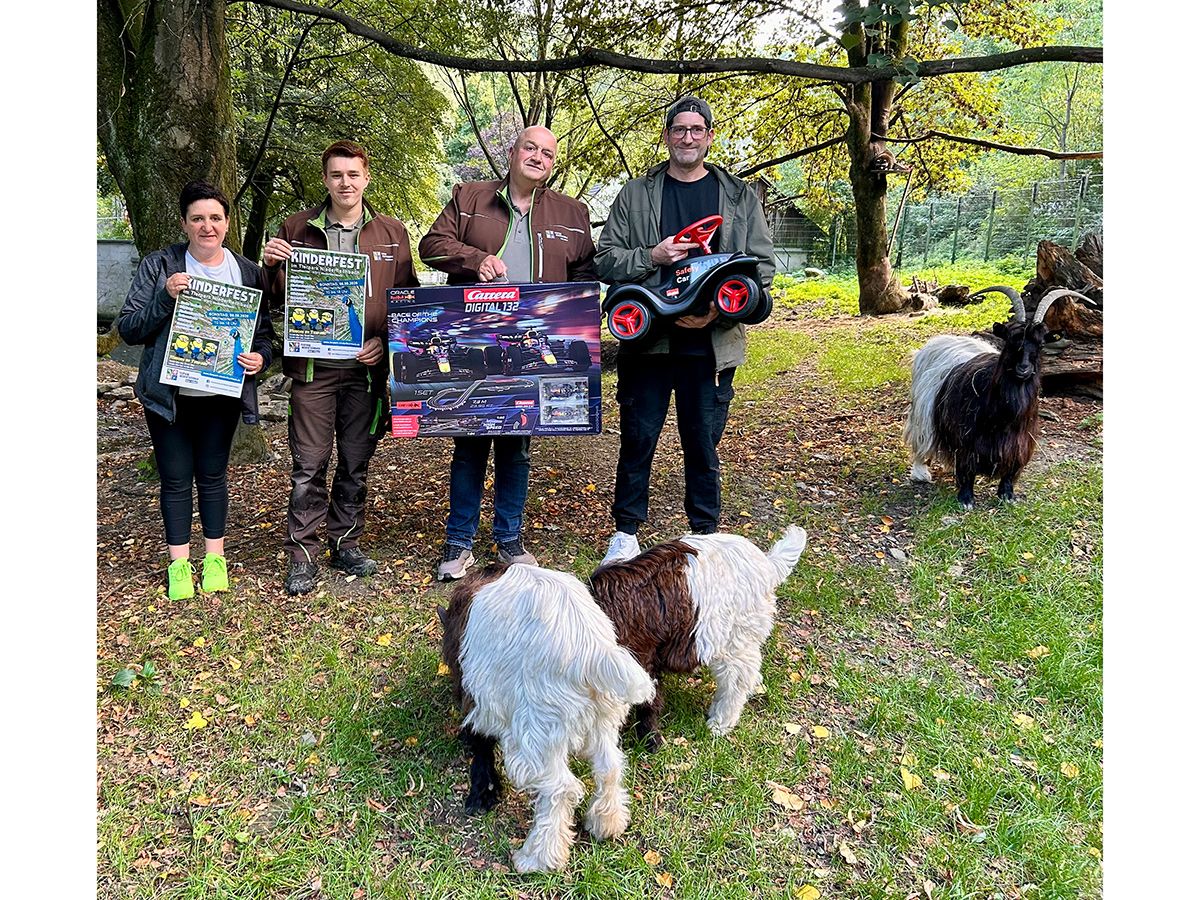 Das Vorstandsteam und Parkleitung freuen sich aufs Kinderfest - v.l. Kassiererin Alexandra Zimmermann, Vorsitzender Tom Ke�ler, Parkleiter Gerd Braas, Gesch�ftsf�hrer Andreas Stahlschmidt und Walliser Langhaarziege Madonna. (Fotoquelle: Gerd Braas)