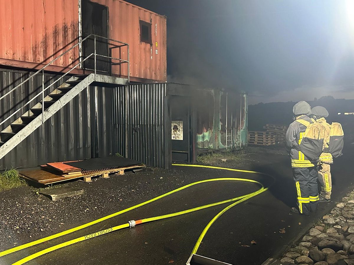 Realit�tsnahes Training f�r den Ernstfall: Im Technischen Kompetenzzentrum in Miehlen �ben die Atemschutzger�tetr�ger das taktische Vorgehen unter m�glichst einsatznahen Bedingungen. (Foto: VG Montabaur | Stefan Rockenfeller)